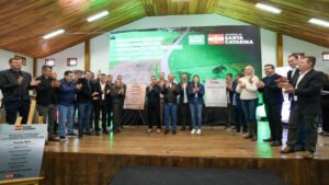 Governo de Santa Catarina,São Lourenço do Oeste,SC-305,restauração de rodovia,Estrada Boa Rural,investimentos em infraestrutura,obras em Santa Catarina,educação estadual SC,escolas públicas,reforma de escolas,pavimentação rural,desenvolvimento regional,mobilidade urbana,infraestrutura viária,investimentos públicos