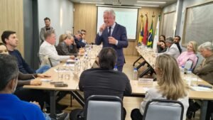 ACII,Associação Empresarial de Itajaí,plenária da ACII,Paulo Alceu,palestra em Itajaí,futuro do Brasil,empresários de Itajaí,empreendedorismo em Santa Catarina,desenvolvimento econômico,ambiente de negócios,inovação em Santa Catarina,liderança empresarial,educação e desenvolvimento,economia catarinense,associativismo empresarial,evento empresarial em Itajaí,desafios do Brasil,crescimento econômico,protagonismo da sociedade,setor empresarial catarinense