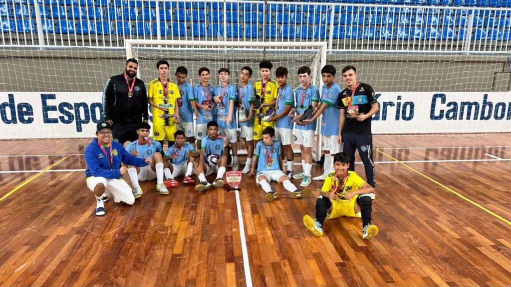 ABUT-Monte Alegre Camboriú,Copa Catarinense de Futsal Sub-14,Série Ouro futsal,futsal de base em Camboriú,campeonato catarinense de futsal,equipe ABUT Monte Alegre,esporte em Camboriú,jovens atletas catarinenses,formação esportiva,título estadual de futsal,futsal infantil,categorias de base,Fundação Municipal de Esportes,FME Camboriú,artilheiro futsal Sub-14,defesa menos vazada,esporte juvenil,competição de futsal