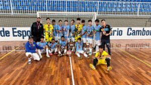 ABUT-Monte Alegre Camboriú,Copa Catarinense de Futsal Sub-14,Série Ouro futsal,futsal de base em Camboriú,campeonato catarinense de futsal,equipe ABUT Monte Alegre,esporte em Camboriú,jovens atletas catarinenses,formação esportiva,título estadual de futsal,futsal infantil,categorias de base,Fundação Municipal de Esportes,FME Camboriú,artilheiro futsal Sub-14,defesa menos vazada,esporte juvenil,competição de futsal