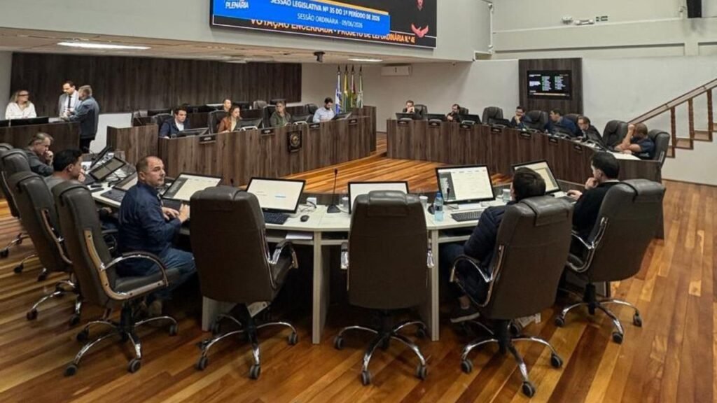 Câmara de Balneário Camboriú,Associação Desportiva Real Madrid BC,utilidade pública,Projeto de Lei Ordinária 49/2026,esporte em Balneário Camboriú,jovens de baixa renda,inclusão social pelo esporte,Bairro das Nações,Elton Garcia,sessão da Câmara de Balneário Camboriú,política municipal,associações esportivas,mercado imobiliário,Laurence Leal,COFECI-CRECI,Santa Catarina,moção de congratulação,Legislativo municipal,esportes de competição,Câmara BC