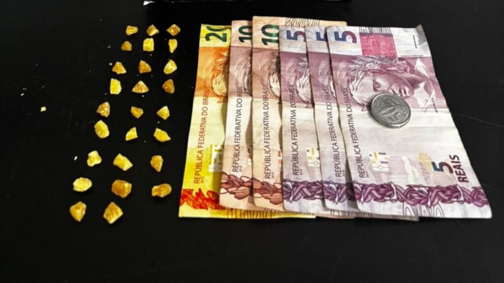 tráfico de drogas,Balneário Camboriú,Bairro das Nações,12º Batalhão de Polícia Militar,Polícia Militar de Santa Catarina,prisão por tráfico,crack,ocorrência policial,segurança pública,tráfico de entorpecentes,ação policial,Rua Peru,Polícia Civil de Santa Catarina,combate ao tráfico,drogas em Balneário Camboriú,operação policial,apreensão de drogas,prisão em flagrante,policiamento ostensivo,notícias policiais