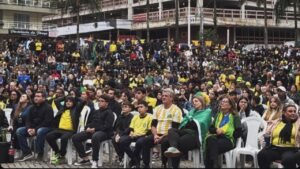 torcida em Itapema,Praça da Paz Itapema,vitória do Brasil na Copa,Seleção Brasileira,Copa do Mundo,transmissão da Copa em Itapema,evento esportivo,Prefeitura de Itapema,turismo em Itapema,esporte em Santa Catarina,torcida brasileira,festa na Praça da Paz,jogos do Brasil,oitavas de final da Copa,programação esportiva,lazer em Itapema,Guarda Municipal,comunidade de Itapema
