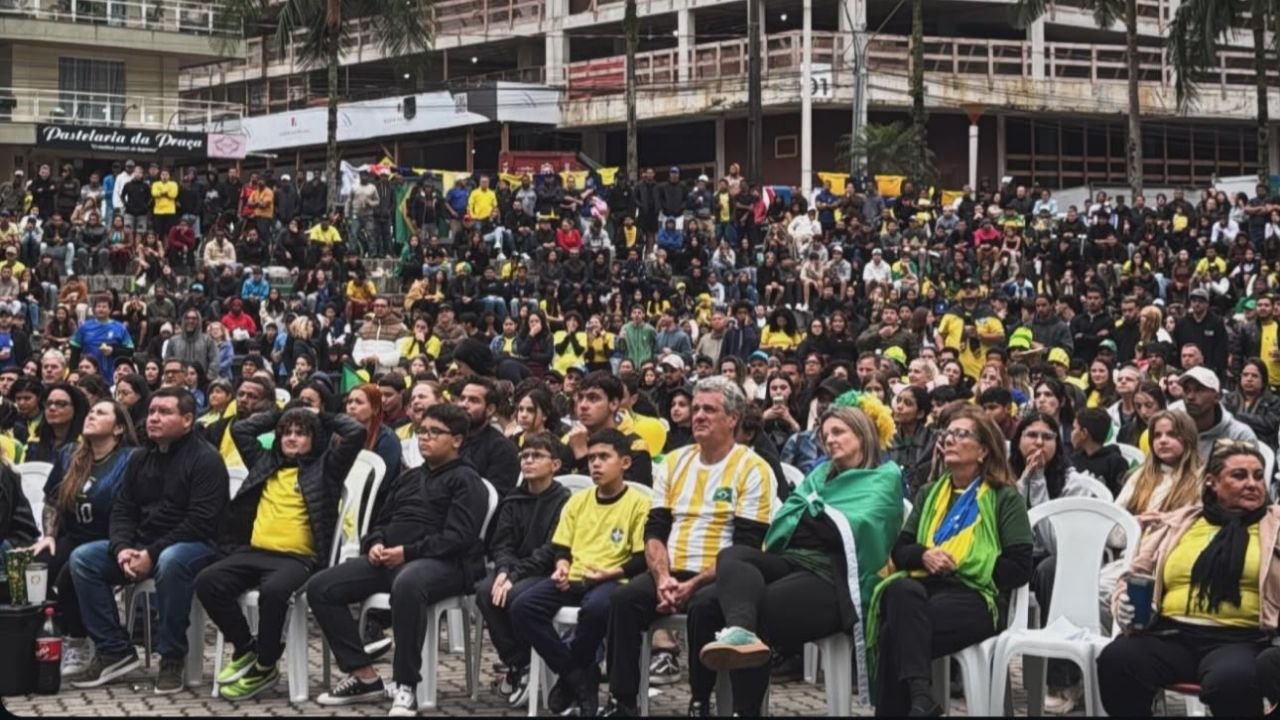 torcida em Itapema,Praça da Paz Itapema,vitória do Brasil na Copa,Seleção Brasileira,Copa do Mundo,transmissão da Copa em Itapema,evento esportivo,Prefeitura de Itapema,turismo em Itapema,esporte em Santa Catarina,torcida brasileira,festa na Praça da Paz,jogos do Brasil,oitavas de final da Copa,programação esportiva,lazer em Itapema,Guarda Municipal,comunidade de Itapema