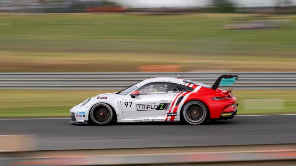 Jeff Giassi,Porsche Carrera Cup Brasil,liderança Porsche Carrera Cup,piloto catarinense,automobilismo brasileiro,Circuito de Le Mans,vitória em Le Mans,esporte em Santa Catarina,Jeff Giassi Criciúma,Jeff Giassi Balneário Camboriú,temporada 2026 automobilismo,corrida Porsche Brasil,campeonato Porsche Cup,piloto brasileiro de automobilismo,etapa Portugal Porsche Cup,Autódromo Internacional do Algarve,categoria Sprint,automobilismo nacional