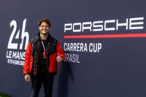 Jeff Giassi,Porsche Carrera Cup Brasil,liderança Porsche Carrera Cup,piloto catarinense,automobilismo brasileiro,Circuito de Le Mans,vitória em Le Mans,esporte em Santa Catarina,Jeff Giassi Criciúma,Jeff Giassi Balneário Camboriú,temporada 2026 automobilismo,corrida Porsche Brasil,campeonato Porsche Cup,piloto brasileiro de automobilismo,etapa Portugal Porsche Cup,Autódromo Internacional do Algarve,categoria Sprint,automobilismo nacional