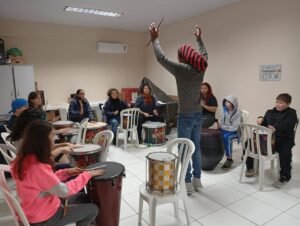 Escola Culturas Populares Navegantes,cursos gratuitos Navegantes,oficinas culturais Santa Catarina,formação artística gratuita,curso de percussão,curso de alegoria,cultura popular brasileira,educação cultural,arte em Navegantes,Fundação Cultural de Navegantes,Instituto Ecovida IESE,saberes populares,economia criativa,inclusão artística,oficinas de cultura,projetos culturais SC,identidade cultural,atividades para crianças e adolescentes,capacitação artística,eventos culturais Navegantes