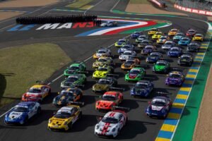 Jeff Giassi,Porsche Carrera Cup Brasil,liderança Porsche Carrera Cup,piloto catarinense,automobilismo brasileiro,Circuito de Le Mans,vitória em Le Mans,esporte em Santa Catarina,Jeff Giassi Criciúma,Jeff Giassi Balneário Camboriú,temporada 2026 automobilismo,corrida Porsche Brasil,campeonato Porsche Cup,piloto brasileiro de automobilismo,etapa Portugal Porsche Cup,Autódromo Internacional do Algarve,categoria Sprint,automobilismo nacional