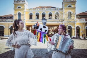 teatro infantil,Balneário Camboriú,cultura nas escolas,democratização do acesso à cultura,O Sumiço da Tainha de Ouro,teatro gratuito,cultura catarinense,Florianópolis,Boi de Mamão,projeto cultural,arte na educação,escolas municipais de Balneário Camboriú,espetáculo infantil,Lei Federal de Incentivo à Cultura,Coletivo Mar Cultural,tradição catarinense,educação cultural,teatro para crianças