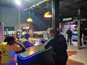 Balneário Camboriú,estabelecimento interditado,disparo de arma de fogo,Decreto Municipal 13.160,cassação de alvará,segurança pública,Guarda Municipal de Balneário Camboriú,fiscalização urbana,Polícia Militar,Bairro dos Municípios,interdição de estabelecimento,combate à criminalidade,ordem pública,Lei Municipal 300 de 1974,Código de Posturas,tráfico de drogas,fiscalização comercial,alvará de funcionamento
