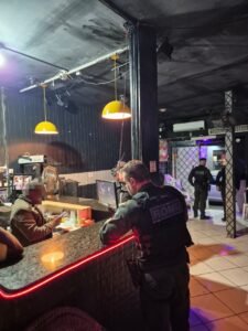 Balneário Camboriú,estabelecimento interditado,disparo de arma de fogo,Decreto Municipal 13.160,cassação de alvará,segurança pública,Guarda Municipal de Balneário Camboriú,fiscalização urbana,Polícia Militar,Bairro dos Municípios,interdição de estabelecimento,combate à criminalidade,ordem pública,Lei Municipal 300 de 1974,Código de Posturas,tráfico de drogas,fiscalização comercial,alvará de funcionamento