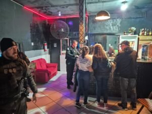 Balneário Camboriú,estabelecimento interditado,disparo de arma de fogo,Decreto Municipal 13.160,cassação de alvará,segurança pública,Guarda Municipal de Balneário Camboriú,fiscalização urbana,Polícia Militar,Bairro dos Municípios,interdição de estabelecimento,combate à criminalidade,ordem pública,Lei Municipal 300 de 1974,Código de Posturas,tráfico de drogas,fiscalização comercial,alvará de funcionamento