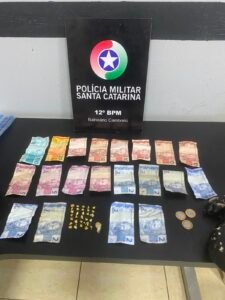 tráfico de drogas em Balneário Camboriú,tráfico de drogas em Camboriú,Polícia Militar de Santa Catarina,12º Batalhão de Polícia Militar,prisão por tráfico de drogas,apreensão de cocaína,combate ao tráfico de drogas,segurança pública em Balneário Camboriú,ocorrência policial em Camboriú,apreensão de entorpecentes,bairro Rio Pequeno,bairro Municípios,bairro Interpraias,operação policial,drogas apreendidas,polícia prende traficantes,tráfico de cocaína,ações da Polícia Militar