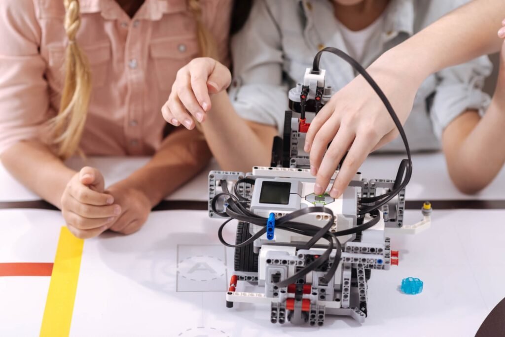 Com mais de 400 vagas, Católica SC oferece curso gratuito de robótica e programação em Joinville e Jaraguá do Sul