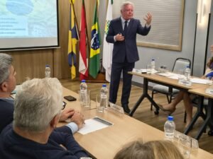 ACII,Associação Empresarial de Itajaí,plenária da ACII,Paulo Alceu,palestra em Itajaí,futuro do Brasil,empresários de Itajaí,empreendedorismo em Santa Catarina,desenvolvimento econômico,ambiente de negócios,inovação em Santa Catarina,liderança empresarial,educação e desenvolvimento,economia catarinense,associativismo empresarial,evento empresarial em Itajaí,desafios do Brasil,crescimento econômico,protagonismo da sociedade,setor empresarial catarinense