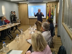 ACII,Associação Empresarial de Itajaí,plenária da ACII,Paulo Alceu,palestra em Itajaí,futuro do Brasil,empresários de Itajaí,empreendedorismo em Santa Catarina,desenvolvimento econômico,ambiente de negócios,inovação em Santa Catarina,liderança empresarial,educação e desenvolvimento,economia catarinense,associativismo empresarial,evento empresarial em Itajaí,desafios do Brasil,crescimento econômico,protagonismo da sociedade,setor empresarial catarinense