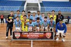 ABUT-Monte Alegre Camboriú,Copa Catarinense de Futsal Sub-14,Série Ouro futsal,futsal de base em Camboriú,campeonato catarinense de futsal,equipe ABUT Monte Alegre,esporte em Camboriú,jovens atletas catarinenses,formação esportiva,título estadual de futsal,futsal infantil,categorias de base,Fundação Municipal de Esportes,FME Camboriú,artilheiro futsal Sub-14,defesa menos vazada,esporte juvenil,competição de futsal