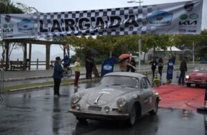 V Rally de Flonópsh,Rally de Flonópsh Florianópolis,antigomobilismo em Florianópolis,carros antigos Santa Catarina,veículos históricos brasileiros,rally de regularidade,Campeonato Brasileiro de Rally,Veteran Car Club de Florianópolis,encontro de carros antigos,cultura automotiva,colecionadores de veículos antigos,Beira-Mar Norte Florianópolis,eventos automotivos SC,carros clássicos,história automobilística,Federação Brasileira de Veículos Antigos,turismo em Florianópolis,paixão por carros antigos,competição de regularidade,memória automotiva brasileira