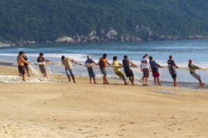 temporada da tainha em Bombinhas,tainha em Bombinhas,pesca artesanal da tainha,cultura de Bombinhas,turismo em Bombinhas,turismo em Santa Catarina,litoral catarinense,experiências culturais em Bombinhas,gastronomia da tainha,Rota Gastronômica da Tainha,Saragaço Bombinhas,eventos em Bombinhas 2026,tradição pesqueira catarinense,patrimônio cultural,comunidades pesqueiras,oficinas culturais Bombinhas,turismo de experiência,desenvolvimento local,cultura do mar,pesca tradicional