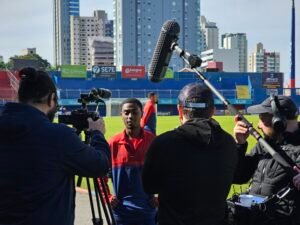 Em Busca do Sonho,Em Busca do Sonho A Jornada Continua,Clube Náutico Marcílio Dias,Marcílio Dias,Itajaí,documentário de futebol,futebol profissional,categorias de base,atletas de base,Série D 2026,futebol catarinense,audiovisual em Santa Catarina,indústria criativa,Balneário Camboriú,Florianópolis,jovens atletas,formação de jogadores,documentário esportivo,Palmeiras Filmes,Kardeal Narrativas,Rogue Productions