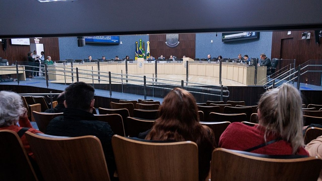 Câmara de Vereadores de Itajaí,sessão legislativa Itajaí,projetos de lei Itajaí,vale-alimentação servidores municipais,revisão geral anual RGA,legislação municipal Itajaí SC,Santa Catarina política,Itajaí notícias,aprovação de projetos de lei,homenagem rua Itajaí,nomeação de ruas Itajaí,Codetran Itajaí,patrulha agrícola mecanizada,transparência pública Itajaí,requerimentos vereadores Itajaí,rodovia Antônio Heil SC-486,Polícia Militar Rodoviária SC,segurança viária Santa Catarina,conurbação Itajaí Ilhota,serviços públicos municipais Itajaí,moção de reconhecimento Itajaí,Flávio Moreno Soares Itajaí em Foco,sessão ordinária Câmara Itajaí,política municipal Santa Catarina,governo municipal Itajaí