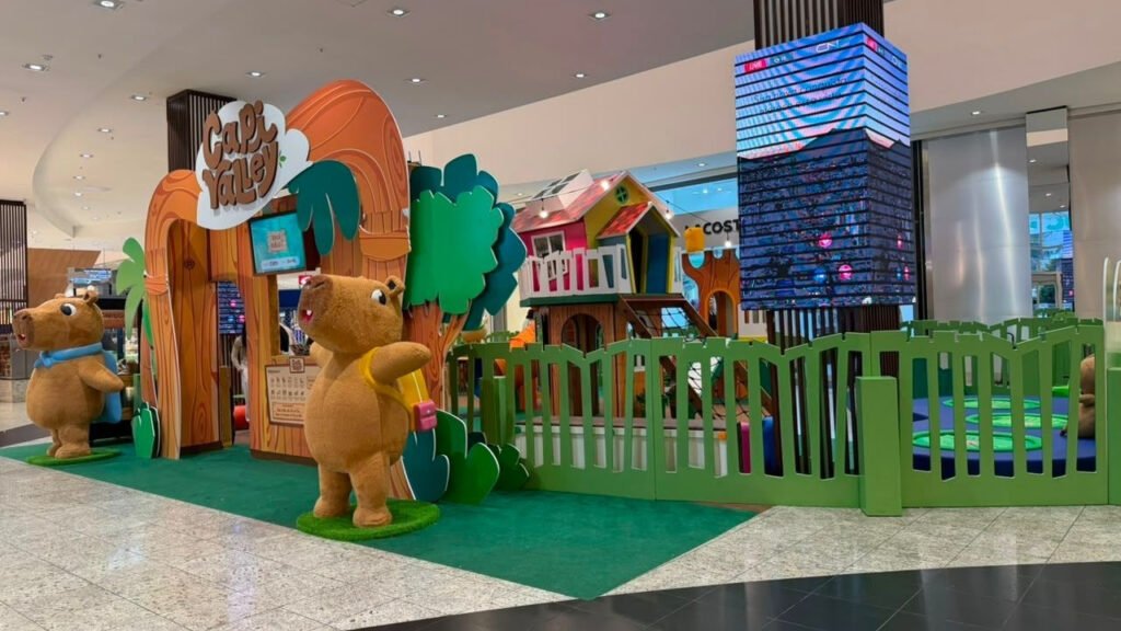 CapiValley Balneário Shopping,parque temático de capivaras,Balneário Camboriú eventos,educação ambiental infantil,Santa Catarina lazer infantil,parque infantil Balneário Shopping,atração inédita Santa Catarina,Baladeira.Lab CapiValley,turismo em Balneário Camboriú,atividades educativas crianças,contato com a natureza infantil,proteção animal capivaras,Projeto CAPA ONG animais,entretenimento infantil SC,parques temáticos Brasil,lazer família Santa Catarina,experiência educativa infantil,capivaras parque temático,eventos Balneário Shopping,atrações para crianças SC