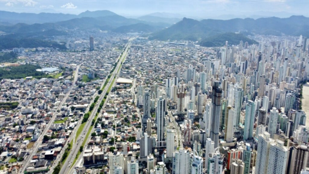 audiência pública balneário camboriú,vila fortaleza regularização,regularização fundiária vila fortaleza,câmara de vereadores bc audiência,acordo judicial imóveis,operações urbanas consorciadas OUC,outorga onerosa urbanismo,microzoneamento balneário camboriú,planejamento urbano SC,desenvolvimento urbano balneário camboriú,corredor de desenvolvimento nova esperança,rua josé borges siqueira,transferência do direito de construir TDC,legislação urbanística bc,audiência pública 2 de julho,marginal oeste emasa ligação viária,urbanismo balneário camboriú,gestão urbana municipal,participação popular urbanismo,legislação imobiliária municipal