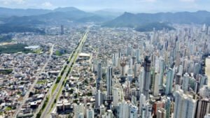 audiência pública balneário camboriú,vila fortaleza regularização,regularização fundiária vila fortaleza,câmara de vereadores bc audiência,acordo judicial imóveis,operações urbanas consorciadas OUC,outorga onerosa urbanismo,microzoneamento balneário camboriú,planejamento urbano SC,desenvolvimento urbano balneário camboriú,corredor de desenvolvimento nova esperança,rua josé borges siqueira,transferência do direito de construir TDC,legislação urbanística bc,audiência pública 2 de julho,marginal oeste emasa ligação viária,urbanismo balneário camboriú,gestão urbana municipal,participação popular urbanismo,legislação imobiliária municipal