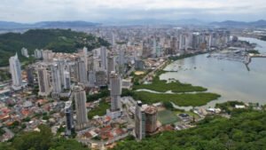 Itajaí,plataformas digitais em Itajaí,gestão pública,transformação digital,Itajaí 360,Zapí,SIGIC,VELA,tecnologia em Itajaí,inteligência artificial,inovação no setor público,serviços públicos digitais,Santa Catarina,atendimento ao cidadão,desenvolvimento urbano,Defesa Civil,gestão de catástrofes,planejamento estratégico,Elume Centro Regional de Inovação,governo digital