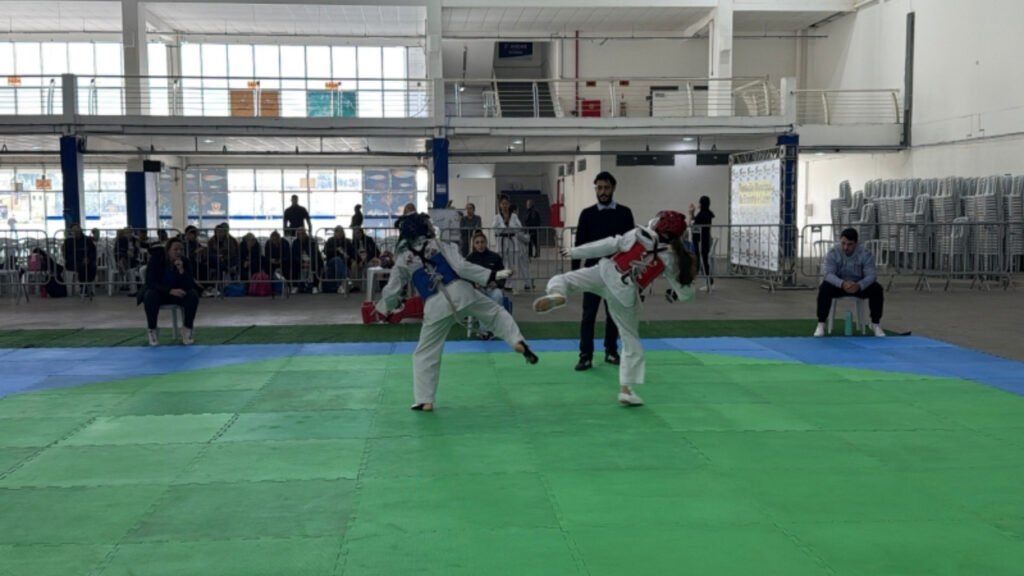 Itajaí,Projeto Mil e Uma Formas de Educar,Mega Open Internacional de Taekwondo,taekwondo em Itajaí,esporte social,inclusão social,Secretaria Municipal de Assistência Social e Cidadania,Centreventos de Itajaí,Liga Sul-Brasileira de Taekwondo,crianças em vulnerabilidade social,adolescentes,esporte e cidadania,Santa Catarina,competição de taekwondo,projeto social em Itajaí,investimento em esporte,desenvolvimento social,formação cidadã