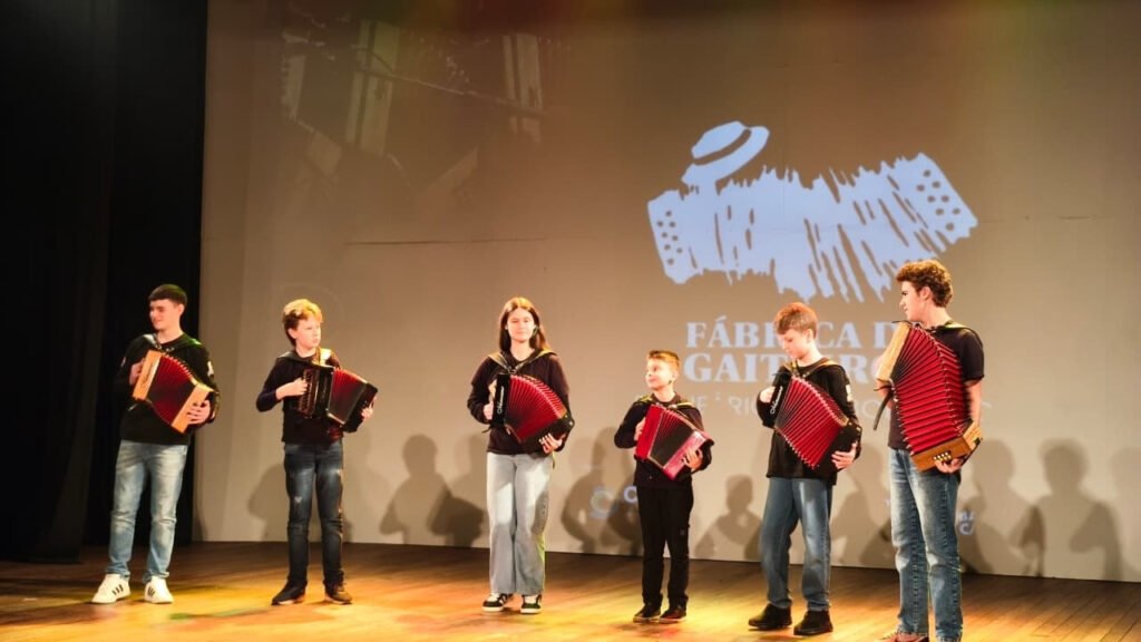 Balneário Camboriú,Fábrica de Gaiteiros,inscrições abertas,aulas gratuitas de gaita-ponto,gaita-ponto,acordeon diatônico,educação musical,Fundação Cultural de Balneário Camboriú,Instituto Renato Borghetti de Cultura e Música,IRB,cultura gaúcha,música regional,crianças e adolescentes,projeto cultural em Balneário Camboriú,curso de acordeon,Santa Catarina,Renato Borghetti,Gustavo Almeida,Círculo Argentino de Santa Catarina