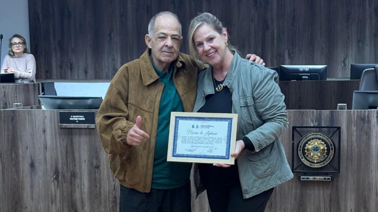 Carlos Alberto Spinelli,Balneário Camboriú,Câmara de Vereadores de Balneário Camboriú,Ciça Müller,Moção de Aplauso,rádio,comunicação regional,Rádio Camboriú AM 1010,Antena 1,Jovem Pan,Mix FM,99FM,radiodifusão,jornalismo,comunicação em Santa Catarina,homenagem ao radialista,rádio em Balneário Camboriú,história da comunicação