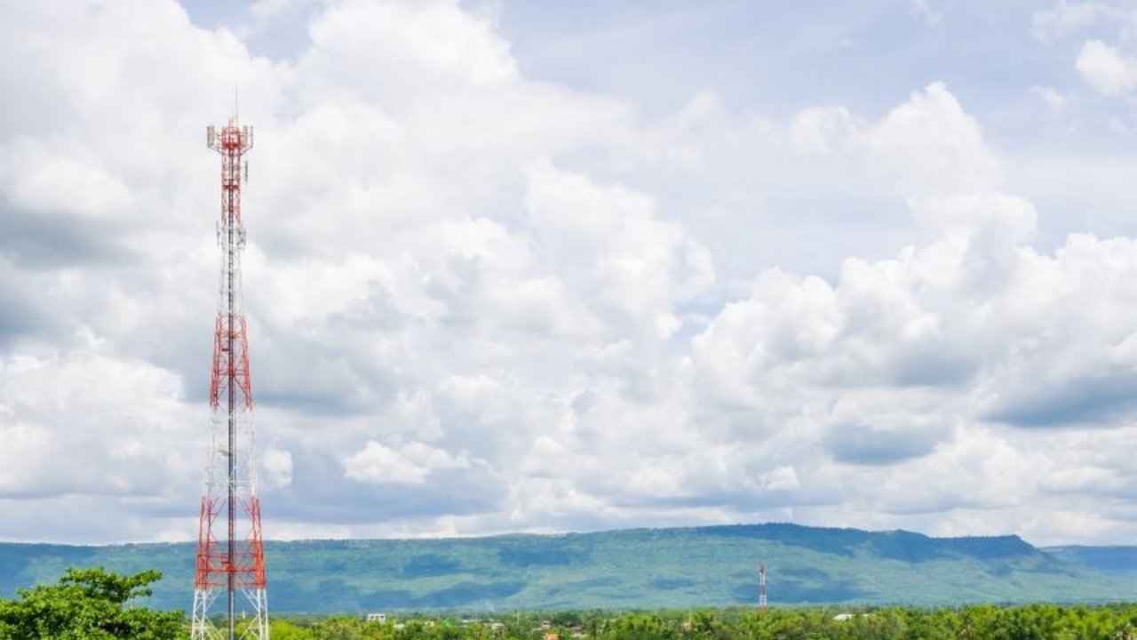 Programa Sinal Bom,Santa Catarina,internet no campo,telefonia móvel,conectividade rural,Governo de Santa Catarina,Sape,Celesc,Secretaria de Estado da Fazenda,internet em áreas rurais,fibra óptica,ERBs,rodovias catarinenses,inclusão digital,infraestrutura de telecomunicações,pequenos municípios,Anatel,Aneel,cobertura de internet em Santa Catarina,investimento em conectividade