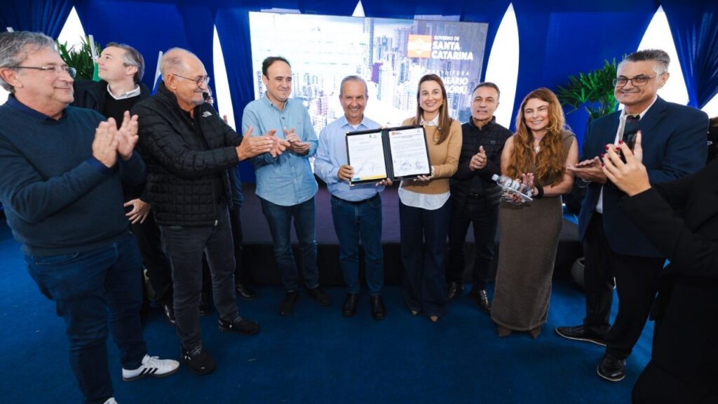 convênio R$ 18 milhões,Balneário Camboriú Itajaí,Avenida Martin Luther,trecho 3 avenida Martin Luther,Governo de Santa Catarina,infraestrutura viária,mobilidade urbana,ligação viária SC,obras em Balneário Camboriú,obras em Itajaí,investimento público,SC mobilidade,trânsito Balneário Camboriú,integração regional,Ariribá,Avenida das Arapongas,Avenida das Gaivotas,Secretaria de Infraestrutura SC,Jorginho Mello,obras rodoviárias Santa Catarina