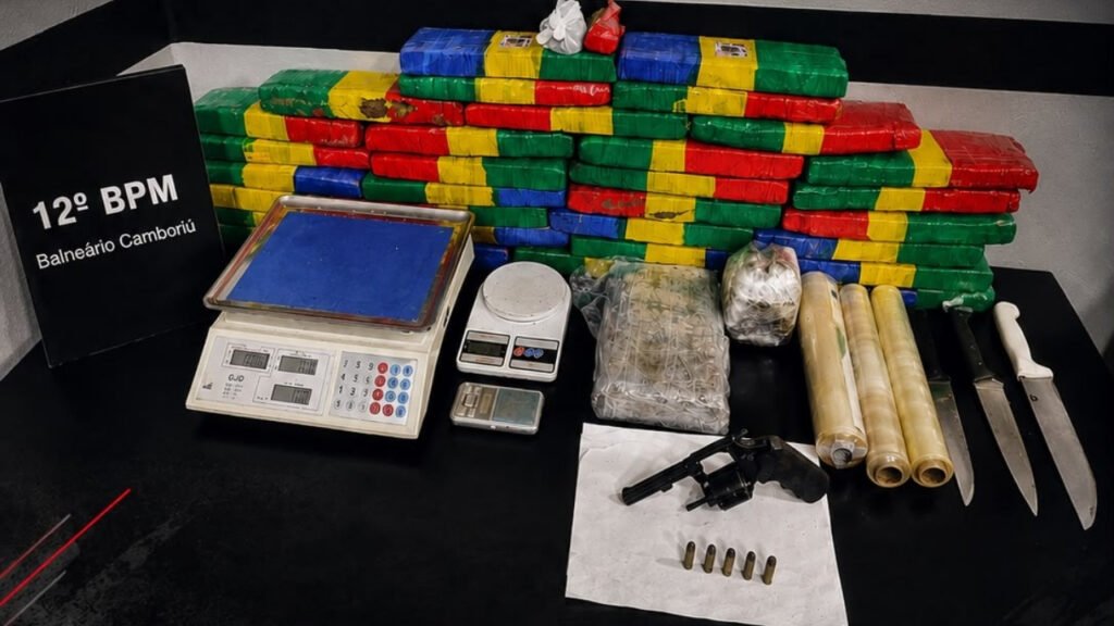 tráfico de drogas Camboriú,prisão Camboriú,Camboriú Santa Catarina,Polícia Militar SC,posse ilegal de arma de fogo,maconha apreensão,skunk apreensão,segurança pública SC,operação policial Camboriú,drogas apreendidas,revólver calibre 38,flagrante policial,combate ao tráfico,delegacia de polícia,Rua Rodolfo da Silva Simas