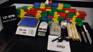 tráfico de drogas Camboriú,prisão Camboriú,Camboriú Santa Catarina,Polícia Militar SC,posse ilegal de arma de fogo,maconha apreensão,skunk apreensão,segurança pública SC,operação policial Camboriú,drogas apreendidas,revólver calibre 38,flagrante policial,combate ao tráfico,delegacia de polícia,Rua Rodolfo da Silva Simas