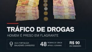 Polícia Militar,Balneário Camboriú,tráfico de drogas,prisão por tráfico,Vila Fortaleza,crack,drogas apreendidas,ocorrência policial,Delegacia de Polícia Civil,segurança pública,combate ao tráfico de drogas,flagrante de tráfico,apreensão de drogas,polícia em Balneário Camboriú,Santa Catarina,tráfico de entorpecentes
