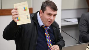 autismo,Transtorno do Espectro Autista,TEA,Alesc,Assembleia Legislativa de Santa Catarina,Comissão dos Direitos da Pessoa com Deficiência,Santa Rosa do Sul,Santa Catarina,diagnóstico tardio de autismo,inclusão,políticas públicas,neurodiversidade,Dia do Orgulho Autista,direitos das pessoas com deficiência,conscientização sobre autismo,inclusão social,professor de História,comunidade autista,autismo em Santa Catarina,legislação para pessoas com TEA