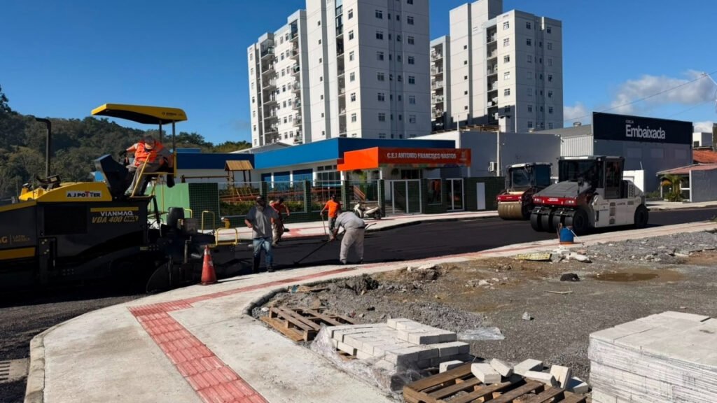 Camboriú,mobilidade urbana,infraestrutura urbana,Prefeitura de Camboriú,novo binário,Rua Siqueira Campos,Programa de Requalificação de Vias e Passeios,pavimentação,acessibilidade,drenagem pluvial,ciclofaixa,segurança viária,obras em Camboriú,Santa Catarina,Rua José Luciano Nunes,Rua José Bernardes Passos,Rua Jesuíno Anastácio Pereira,Santa Regina,requalificação de vias,investimentos em infraestrutura