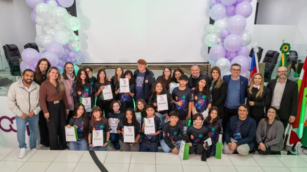 Cooperativismo escolar em Camboriú,Camboriú,primeira cooperativa escolar,Escola João Vergílio Pereira,educação municipal,Sicredi Vale Litoral Santa Catarina,educação financeira,protagonismo estudantil,liderança juvenil,empreendedorismo escolar,cidadania,Secretaria Municipal de Educação de Camboriú,formação de estudantes,projeto educacional,ensino público,cooperação,jovens líderes,Santa Catarina