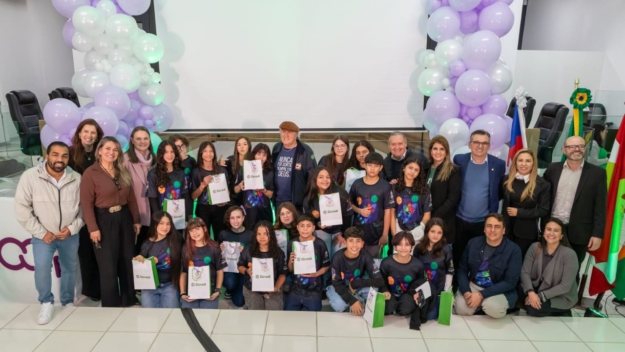 Cooperativismo escolar em Camboriú,Camboriú,primeira cooperativa escolar,Escola João Vergílio Pereira,educação municipal,Sicredi Vale Litoral Santa Catarina,educação financeira,protagonismo estudantil,liderança juvenil,empreendedorismo escolar,cidadania,Secretaria Municipal de Educação de Camboriú,formação de estudantes,projeto educacional,ensino público,cooperação,jovens líderes,Santa Catarina
