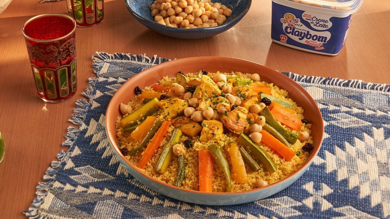 receita de cuscuz marroquino,cuscuz marroquino com frango,cuscuz marroquino com legumes,como fazer cuscuz marroquino,receita fácil de cuscuz marroquino,receita para almoço,receita para jantar,prato com frango,receita com legumes,culinária mediterrânea,cuscuz marroquino tradicional,receita prática,receita completa,gastronomia,passo a passo de receita,prato principal saudável