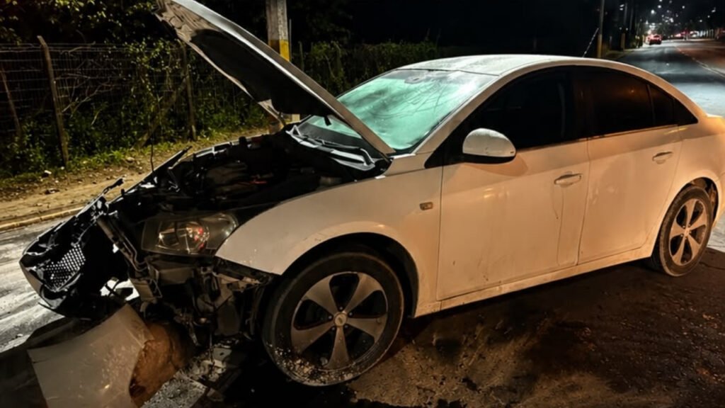 Camboriú,acidente em Camboriú,veículo abandonado,Polícia Militar,Corpo de Bombeiros,acidente de trânsito,carro abandonado,sinistro de trânsito,motorista não localizado,Rua São Paulo Camboriú,Rua Tocantins Camboriú,segurança pública,boletim de ocorrência,abandono do local do acidente,trânsito em Camboriú,veículo removido,ocorrência policial,Santa Catarina