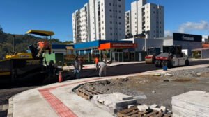 Camboriú,Prefeitura de Camboriú,mobilidade urbana em Camboriú,infraestrutura urbana,obras em Camboriú,novo binário Rua Siqueira Campos,Programa de Requalificação de Vias e Passeios,acessibilidade,segurança viária,pavimentação asfáltica,drenagem pluvial,ciclofaixa,Santa Regina,Várzea do Ranchinho,planejamento urbano,investimentos em infraestrutura,trânsito em Camboriú,calçadas acessíveis,desenvolvimento urbano,obras públicas em Santa Catarina