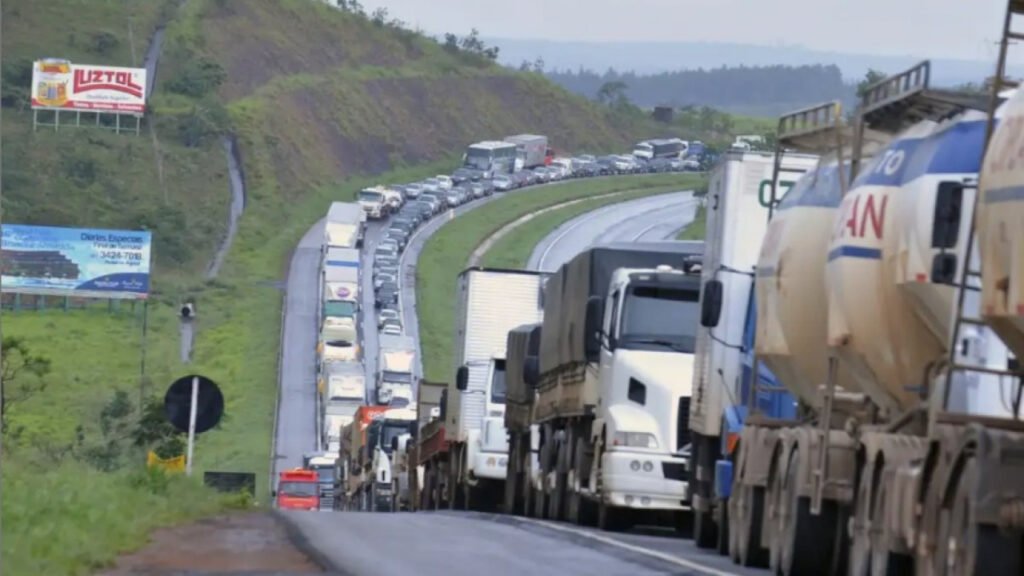 greve dos caminhoneiros 2026,caminhoneiros ameaçam paralisação,MP do Frete 1.343/2026,votação da MP do Frete,Senado Federal MP do Frete,piso mínimo do frete,transporte rodoviário de cargas,greve caminhoneiros Santa Catarina,paralisação caminhoneiros SC,BR-101 Santa Catarina,BR-470 Santa Catarina,impacto no abastecimento,logística brasileira,setor de transporte,Agência Nacional de Transportes Terrestres,ANTT frete mínimo,Associação Brasileira dos Condutores de Veículos Automotores,Abrava caminhoneiros,Davi Alcolumbre Senado,mobilização nacional caminhoneiros
