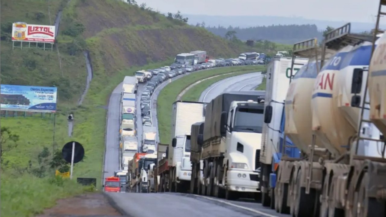 greve dos caminhoneiros 2026,caminhoneiros ameaçam paralisação,MP do Frete 1.343/2026,votação da MP do Frete,Senado Federal MP do Frete,piso mínimo do frete,transporte rodoviário de cargas,greve caminhoneiros Santa Catarina,paralisação caminhoneiros SC,BR-101 Santa Catarina,BR-470 Santa Catarina,impacto no abastecimento,logística brasileira,setor de transporte,Agência Nacional de Transportes Terrestres,ANTT frete mínimo,Associação Brasileira dos Condutores de Veículos Automotores,Abrava caminhoneiros,Davi Alcolumbre Senado,mobilização nacional caminhoneiros
