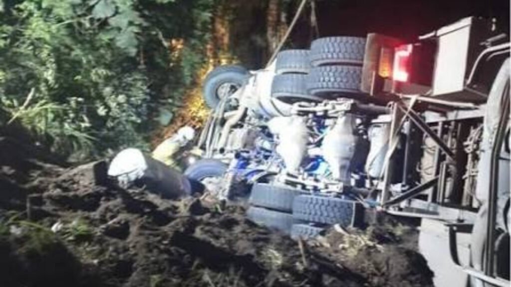 acidente BR-470,carreta tomba em Ibirama,acidente em Ibirama SC,carreta carregada com batata frita,vazamento de diesel na pista,BR-470 Santa Catarina,trânsito em Ibirama,ocorrência policial SC,Polícia Rodoviária Federal,PRF Santa Catarina,Bombeiros Voluntários de Ibirama,Defesa Civil de Ibirama,Samu atendimento,acidente com carreta,segurança viária,rodovias catarinenses,Curva da Morte Ibirama,transporte de cargas Santa Catarina