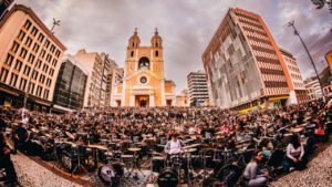 Orquestra de Baterias de Florianópolis,inscrições Orquestra de Baterias 2026,evento musical em Florianópolis,bateristas de todo o Brasil,encontro de bateristas,cultura em Florianópolis,agenda cultural Florianópolis,música em Santa Catarina,Largo da Catedral Metropolitana,evento gratuito Florianópolis,rock nacional e internacional,Instituto Maratona Cultural,festival de música Santa Catarina,bateristas profissionais e amadores,13ª Orquestra de Baterias de Florianópolis,programação cultural 2026,turismo cultural Florianópolis,eventos em agosto Santa Catarina