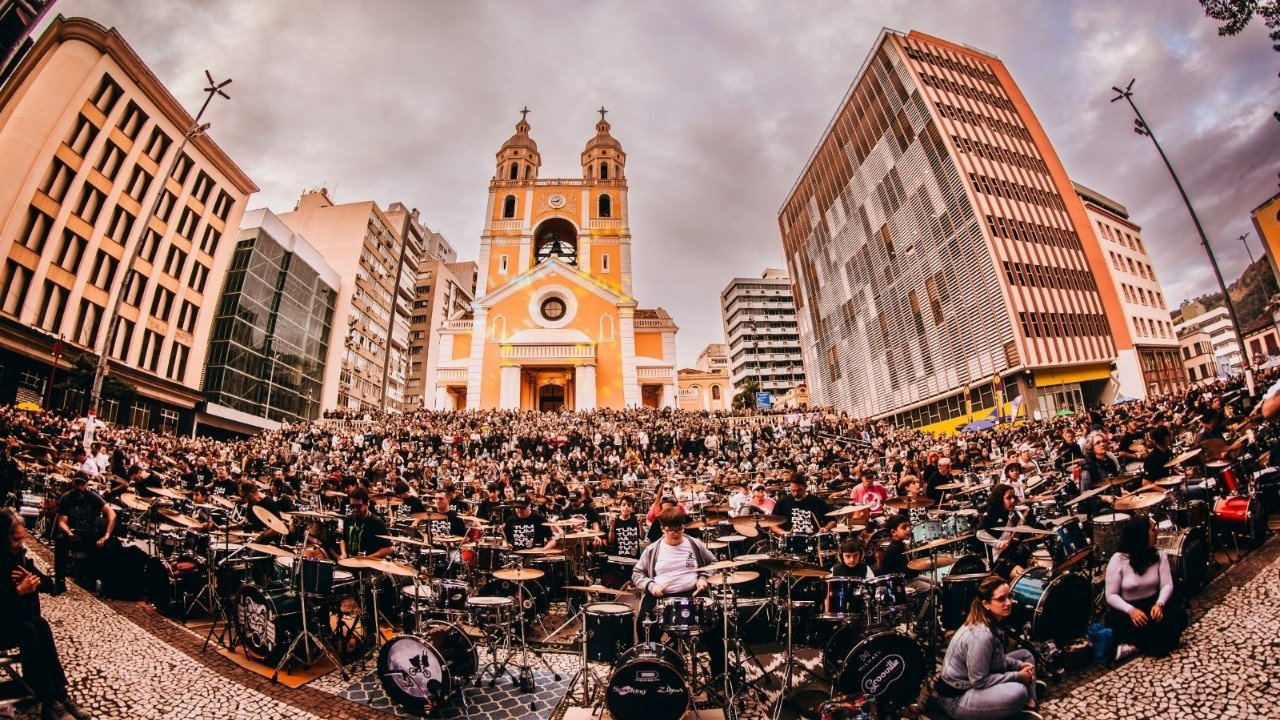 Orquestra de Baterias de Florianópolis,inscrições Orquestra de Baterias 2026,evento musical em Florianópolis,bateristas de todo o Brasil,encontro de bateristas,cultura em Florianópolis,agenda cultural Florianópolis,música em Santa Catarina,Largo da Catedral Metropolitana,evento gratuito Florianópolis,rock nacional e internacional,Instituto Maratona Cultural,festival de música Santa Catarina,bateristas profissionais e amadores,13ª Orquestra de Baterias de Florianópolis,programação cultural 2026,turismo cultural Florianópolis,eventos em agosto Santa Catarina