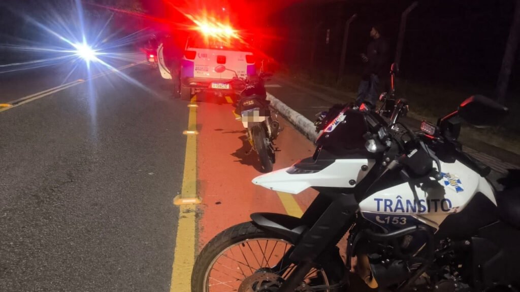 fiscalização de trânsito Balneário Camboriú,motocicleta removida Balneário Camboriú,irregularidades em motocicleta,Estrada da Rainha,agentes de trânsito BC,veículo sem CNH,moto com placa ilegível,segurança viária Santa Catarina,operação de trânsito,apreensão de motocicleta,infrações de trânsito,trânsito em Balneário Camboriú,fiscalização municipal,denúncia telefone 153,mobilidade urbana